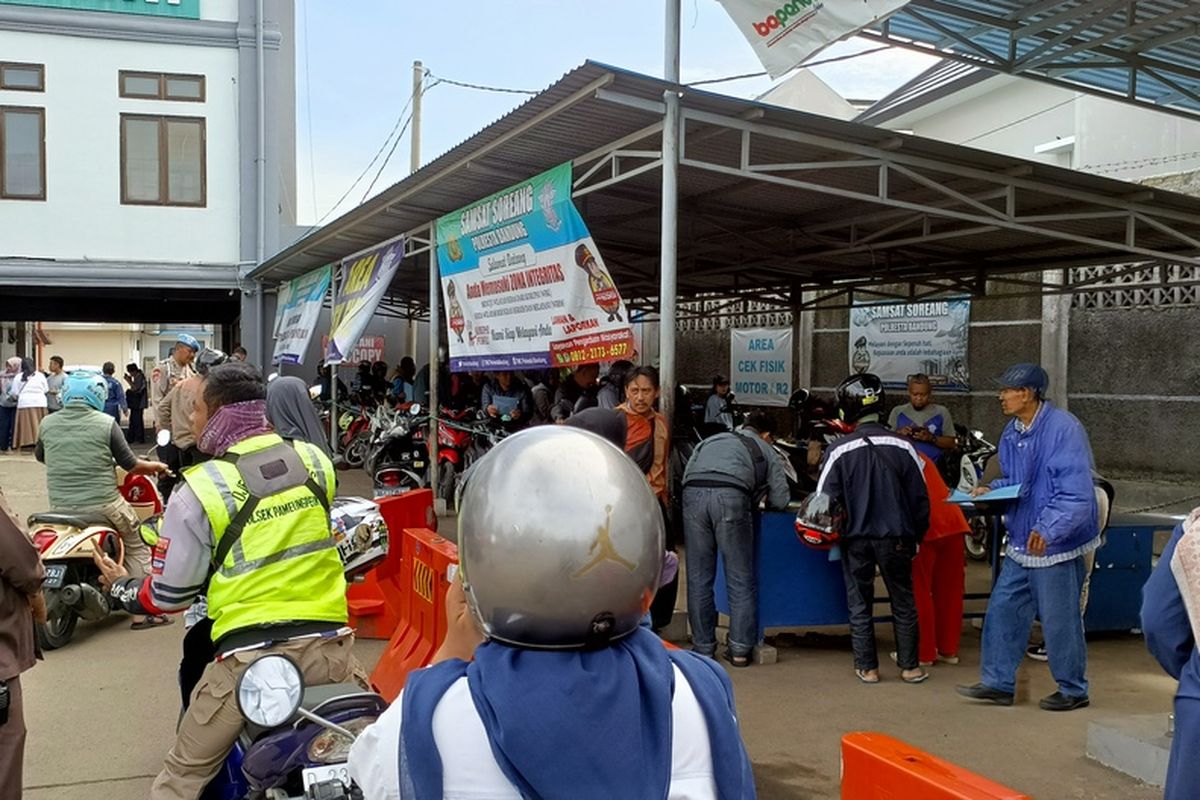 Suasana antrean warga yang hendak bayar pajak di Kantor Samsat Soreang, Kabupaten Bandung, Jawa Barat, Kamis (20/3/2025)