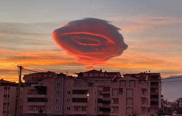 Awan lenticular di Turkiye yang viral di media sosial, sempat dikira munculnya UFO. 