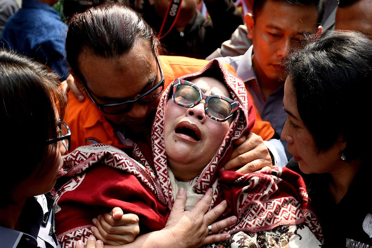 Tersangka kasus penyalahgunaan narkoba Tri Retno Prayudati alias Nunung (depan) dan July Jan Sambiran (belakang) menangis saat rilis kasus di Mapolda Metro Jaya, Jakarta, Senin (22/7/2019). Komedian Srimulat dan suaminya itu ditangkap pihak kepolisian dengan barang bukti sabu seberat 0,36 gram.