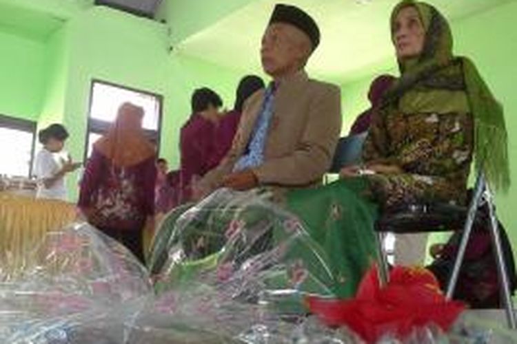 Pasangan manula Saeni dan Subaidah, penghuni Panti Jompo Kota Parepare, Sulawesi Selatan, dinikahkan pagi tadi setelah sempat saling suka selama 3 bulan