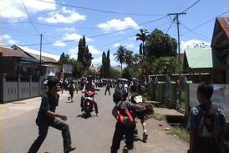 Salah seorang warga di Kabupaten Bone, Sulawesi Selatan berupaya membubarkan para pelajar SMP yang mengeroyok rekannya. Rabu, (04/09/2013).