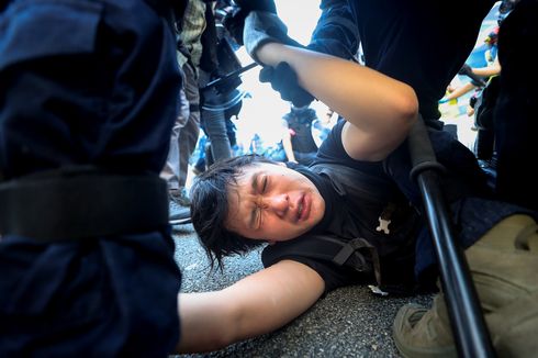 Marah Remaja 18 Tahun Tertembak, Demonstran Hong Kong Bentrok dengan Polisi