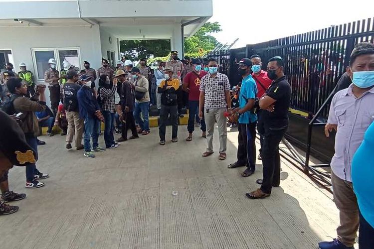Warga sekitar lokasi proyek pembangunan kilang minyak Tuban berunjukrasa di depan kantor perwakilan PT Pertamina GRR Tuban