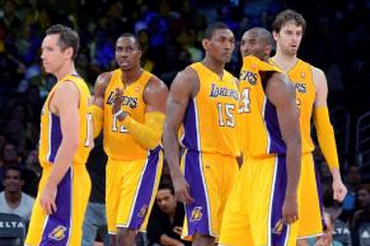 Para pemain Los Angeles Lakers, (dari kiri) Steve Nash, Dwight Howard, Metta World Peace, Kobe Bryant dan Pau Gasol, saat menghadapi Sacramento Kings, pada laga pramusim, 21 Oktober 2012.