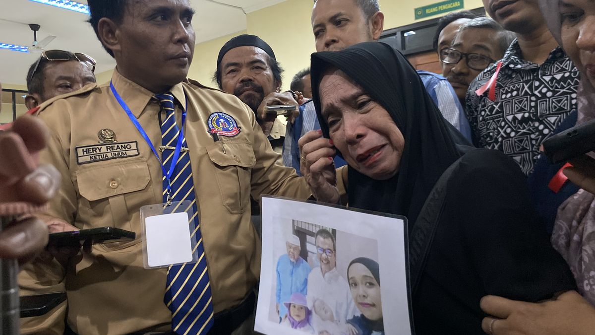 Tangis Haru Keluarga Korban Pembunuhan 1 Keluarga Pecah Saat Priyo Divonis Penjara Seumur Hidup