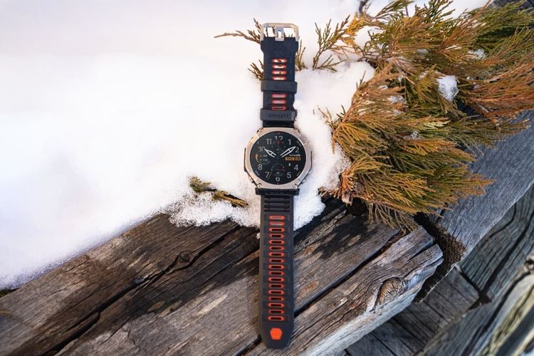 Amazfit T-Rex Ultra 2 mengusung layar AMOLED 1,5 inci yang dilindungi kaca safir tahan gores. 