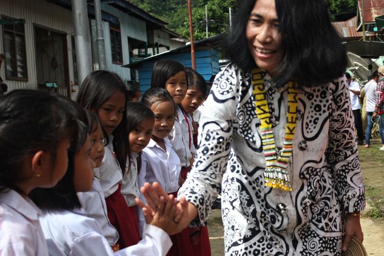 SD yang terletak di wilayah perbatasan Desa Samaenre Semaja, Kabupaten Nunukan, Kalimantan Utara ini hanya punya satu guru, itu pun tengah hamil tua.