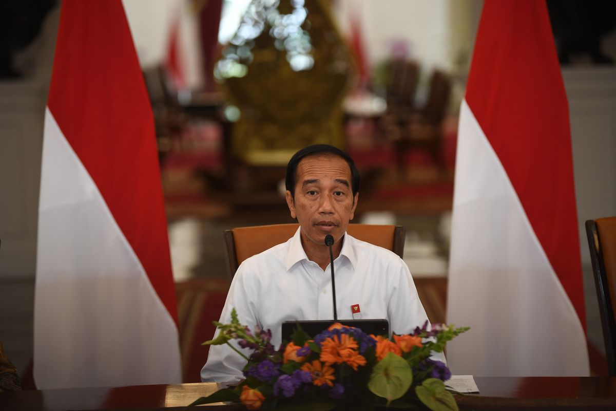 Presiden Joko Widodo mengumumkan harga bahan bakar minyak (BBM) terbaru di Istana Merdeka, Jakarta, Sabtu (3/9/2022). Pemerintah menetapkan harga Pertalite dari Rp7.650 per liter menjadi Rp10.000 per liter, solar subsidi dari Rp5.150 per liter jadi Rp6.800 per liter, Pertamax nonsubsidi naik dari Rp12.500 jadi Rp14.500 per liter berlaku pada Sabtu 3 September 2022 pukul 14.30 WIB. ANTARA FOTO/Sigid Kurniawan/rwa.