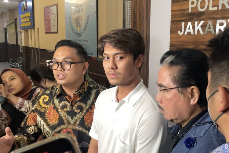 Rizky Billar yang didampingi kuasa hukumnya, Hotma Sitompoel, di Polres Metro Jakarta Selatan, Jumat (14/10/2022).
