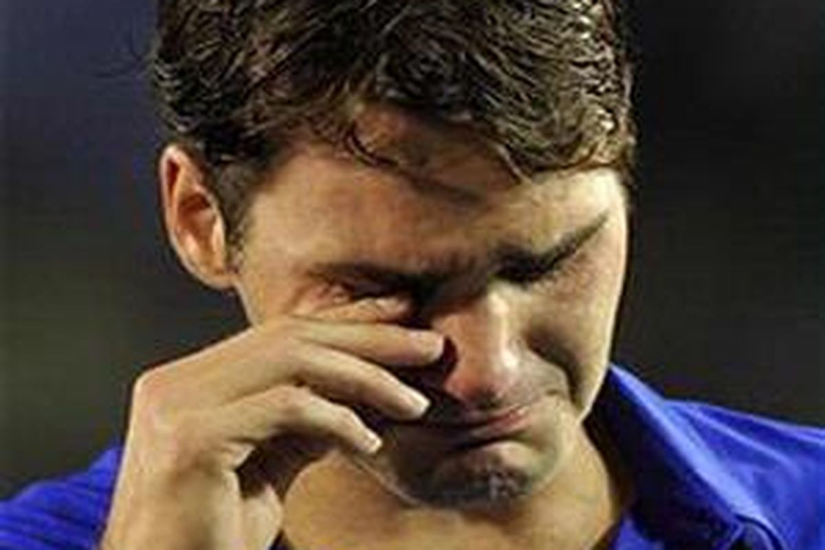 Roger Federer menangis saat memberikan kata sambutan usai ditaklukkan Rafael Nadal di final Australia Terbuka 2009.