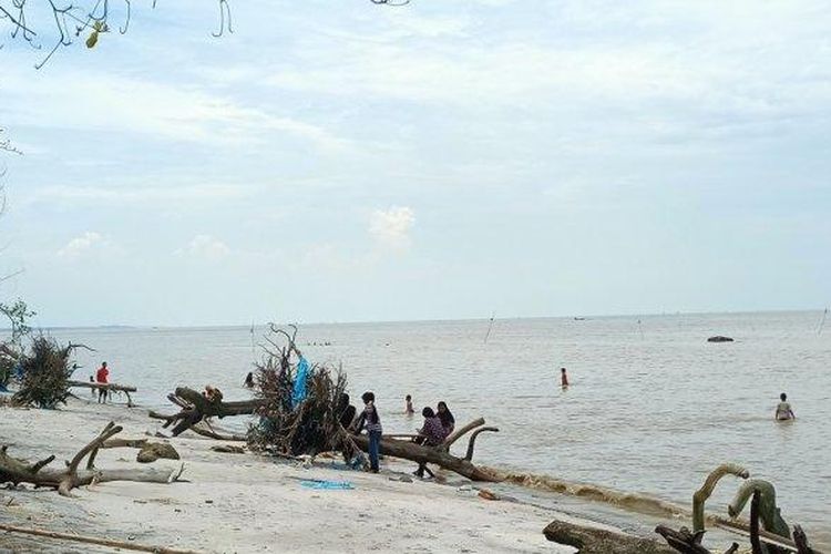 Pantai Putra Deli, salah satu pantai di sekitar Medan tepatnya di Kabupaten Serdang Bedagai. 