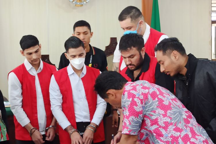 Empat pria warga negara Meksiko usai menjalani sidang putusan atas kasus penembakan warga negara Turki, berinisial MT, yang digelar di Pengadilan Negeri (PN) Denpasar, pada Kamis (12/9/2024). 