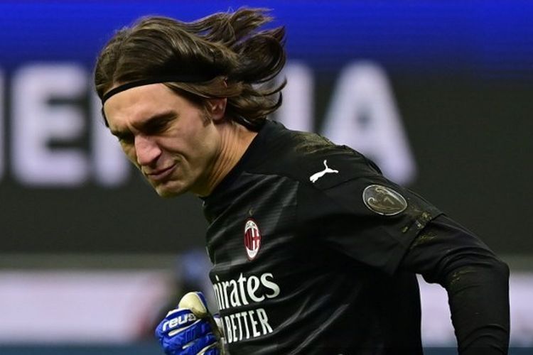 Kiper AC Milan, Ciprian Tatarusanu, bereaksi setelah menahan penalti dalam adu penalti melawan Torino di 16 besar Coppa Italia pada 12 Januari 2021.