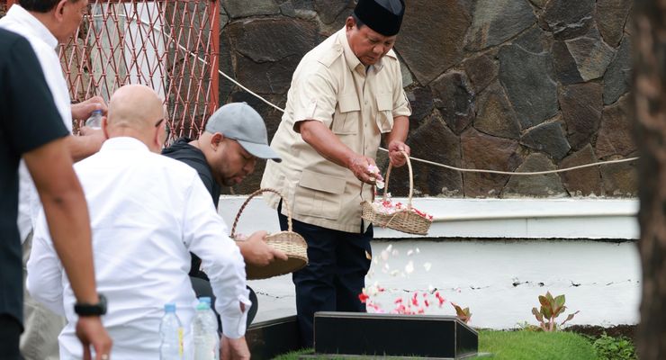 Usai Pemungutan Suara, Prabowo Ziarah ke Makam Ayah dan Ibunya