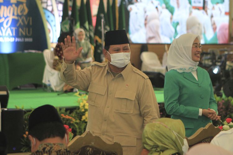 Menteri Pertahanan (Menhan) Prabowo Subianto saat menghadiri acara - Kongres Fatayat Nahdlatul Ulama (NU) ke XVI yang berlangsung di Dining Hall Kompleks Jakabaring Sport City (JSC) Palembang, Sumatera Selatan, Jumat (15/7/2022).