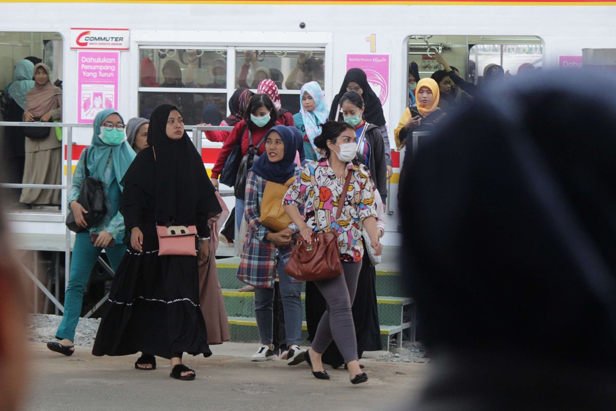 Penumpang KRL turun dari rangkaian kereta dan berjalan menuju pintu keluar di Stasiun Manggarai, Jakarta Selata, Selasa (3/12/2019). PT. Kereta Commuter Indonesia (KCI) melakukan perubahan jadwal kereta yang berdampak pada lonjakan penumpang di sejumlah stasiun.