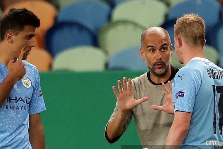 Pelatih Manchester City Pep Guardiola berbicara dengan Kevin de Bruyne.