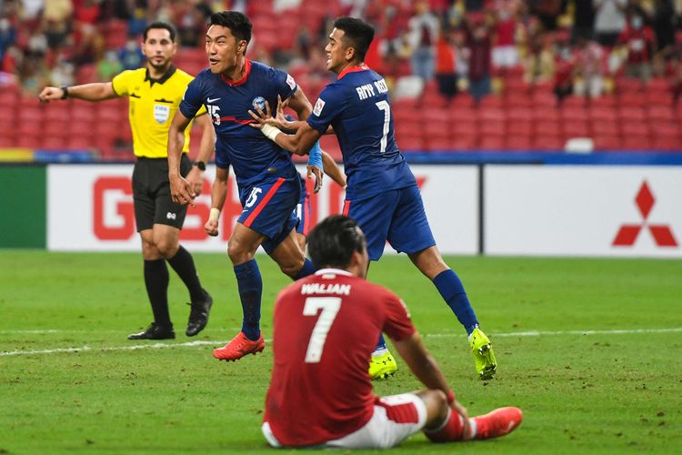 Pemain Song Uiyoung melakukan selebrasi bersama rekan setimnya, Amy Recha (kanan), usai mencetak gol pada pertandingan leg kedua semifinal Piala AFF 2020 antara Singapura vs Indonesia di National Stadium, Singapura, Sabtu (25/12/2021). Timnas Indonesia dipastikan melaju ke final Piala AFF 2020 setelah menumbangkan Singapura 4-2 pada laga semifinal kedua.