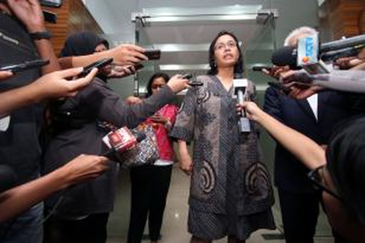 Managing Director Bank Dunia, Sri Mulyani Indrawati, keluar dari Kantor Kementerian Perekonomian setelah mengadakan pertemuan, Kamis (12/7/2012). Sebelumnya Sri Mulyani menghadiri diskusi ekonomi di Kantor Badan Koordinator Penanaman Modal. TRIBUN NEWS/DANY PERMANA 