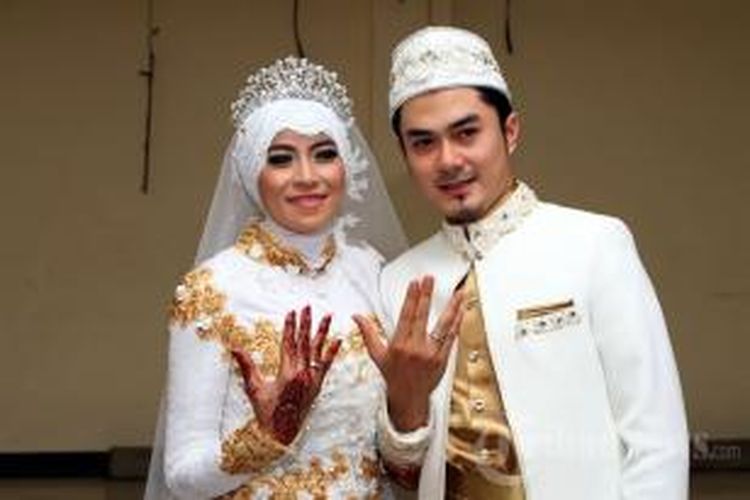 Penyanyi dangdut dan artis peran Cinta Penelope dan Donny Hermawan Putra menikah di Masjid Nurul Badar, Pasar Minggu, Jakarta Selatan, Jumat (6/6/2014).