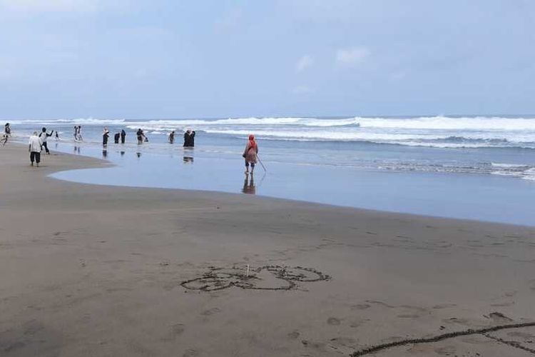 Kawasan Objek Wisata Pantai Cipatujah, Tasikmalaya Selatan, Jawa Barat, sudah terlihat ramai kembali dikunjungi wisatawan lokal maupun luar daerah sejak dibuka kembali saat penerapan PPKM Level 2 lanjutan Kabupaten Tasikmalaya, Selasa (31/8/2021).