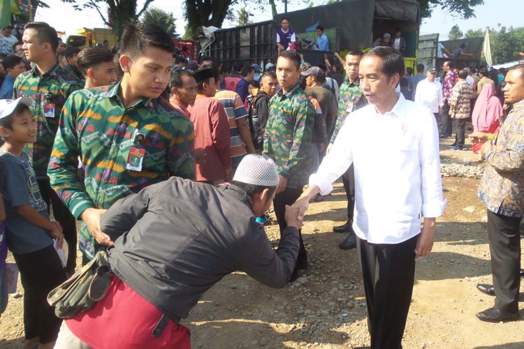 Presiden Joko Widodo saat menghadiri pembagian paket bahan pangan di Bogor Selatan, Jawa Barat, tepat di hari ulang tahunnya ke 56, Ranu (21/6/2017).