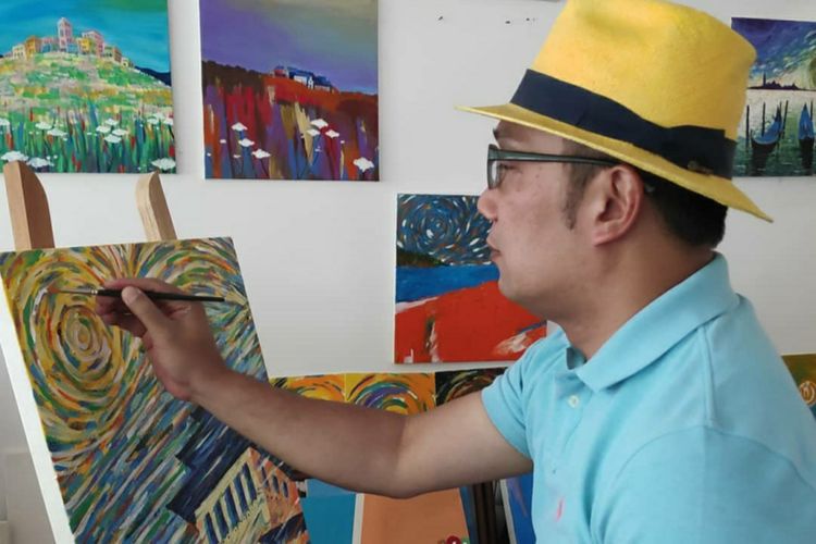 Gubernur Jawa Barat Ridwan Kamil saat melukis, hobi baru yang ia tekuni setahun belakangan.