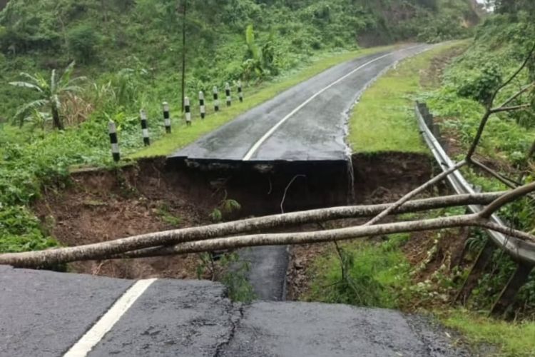 Bencana longsor menyebabkan jalan utama di kawasan Geopark Ciletuh terputus