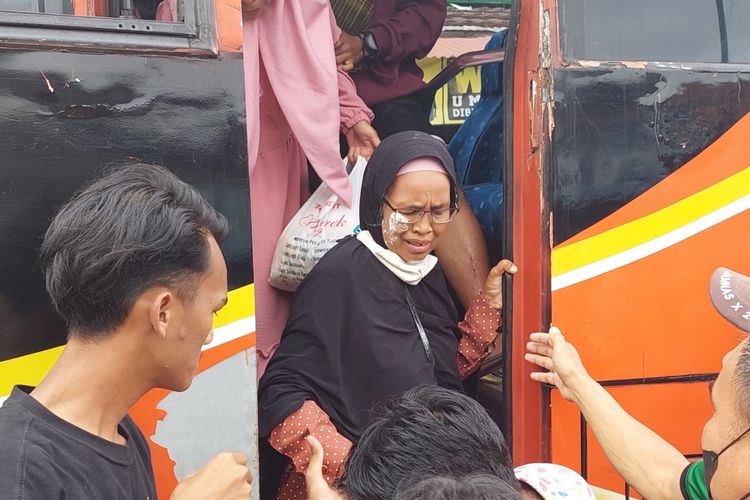Salah satu korban luka-luka akibat kecelakaan lalu lintas di Ciamis, Jawa Barat, yang tiba di Kecamatan Sukamulya, Kabupaten Tangerang, pada Minggu (22/5/2022) sekitar pukul 15.30 WIB.