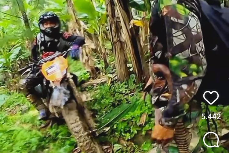 Ratusan pengendara motor trail rusak lahan perkebunan warga di Cipatat, Kabupaten Bandung Barat, Jawa Barat, Minggu (7/1/2024).