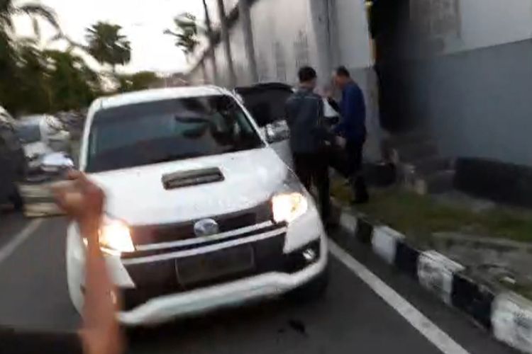 Harnojoyo mengenakan kemeja biru bergegas masuk mobil usai menjalani pemeriksaan di Polda Sumatera Selatan terkait kasus manipulasi Rapat Umum Pemegang Saham Luar Biasa (RPUS-LB) Bank SumselBabel (BSB) tahun 2021, Kamis (16/5/2024).