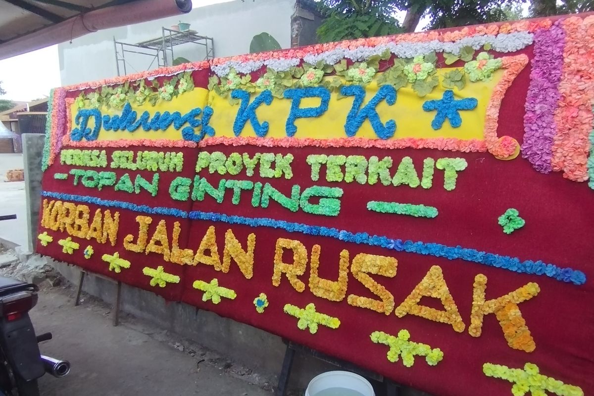 Papan bunga dukungan terhadap Komisi Pemberantasan Korupsi (KPK) usai Kadis PUPR Sumut, Topan Ginting ditetapkan jadi tersangka di Jalan Karya Wisata, Kecamatan Medan Johor, Sumatera Utara, Senin (30/6/2025).