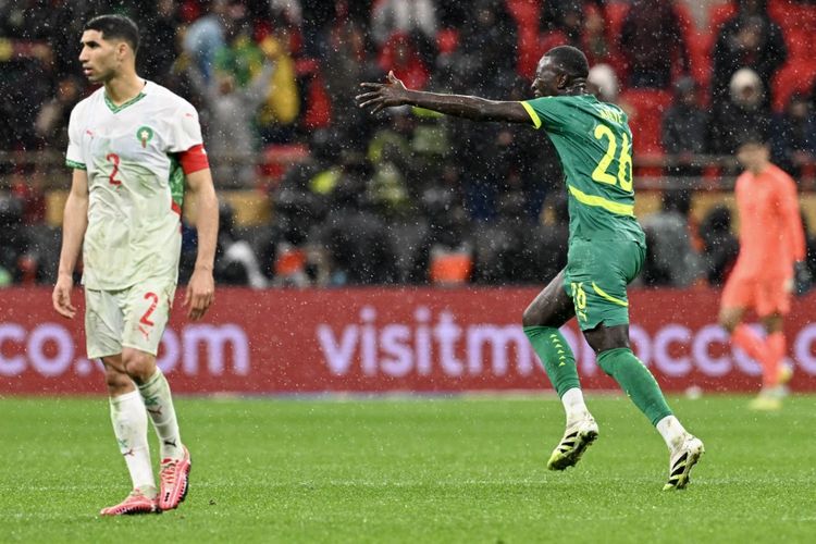 Gelandang Senegal, Pape Gueye, merayakan golnya di samping bek Maroko, Achraf Hakimi, setelah pertandingan final Piala Afrika 2025 antara Senegal dan Maroko di Stadion Pangeran Moulay Abdellah di Rabat pada 18 Januari 2026.
