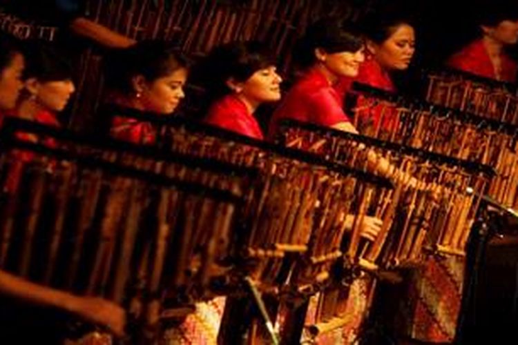 Para anggota pemain angklung Saung Angklung Udjo, Bandung, Jawa Barat, menggelar pertunjukkannya sebagai pre event pemecahan rekor dunia 10.000 angklung, Minggu (21/4/2013). Para pemain tersebut akan menjadi tim inti yang berangkat ke Beijing, Cina, pada Minggu (26/5/2013) untuk memecahkan rekor bermain angklung bersama warga Cina dengan jumlah 10.000 angklung dan dicatat pada "Guinness World Records". Rekor ini akan melampaui rekor sebelumnya yang dicetak di Washington, Amerika Serikat, tahun 2011 lalu, dengan memainkan 5000 angklung. Pemecahan rekor ini untuk semakin mengenalkan Angklung sebagai alat musik tardisional kekayaan Indonesia kepada dunia.

