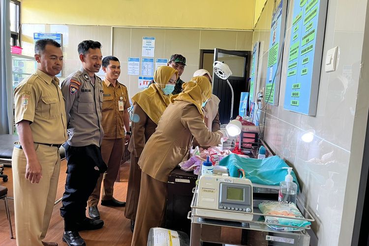 Seorang bayi dirawat di Puskesmas Bantur, Kabupaten Malang usai ditemukan di dalam selokan dengan kondisi dikerbung semut.