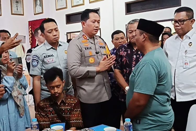 Kapolres Magetan AKBP Raden Erik Bangun Perkasa menenangkan salah satu keluarga korban laka KA Malioboro Ekspress yang menabrak 7 sepeda motor si perlintasan Kecamatan Barat. Kapolres mengapresiasi sejumlah pihak yang memberikan kemudahan dalam penanganan korban laka KA Malioboro Ekspress yang menewaskan 4 ornag dan melukai 5 orang.