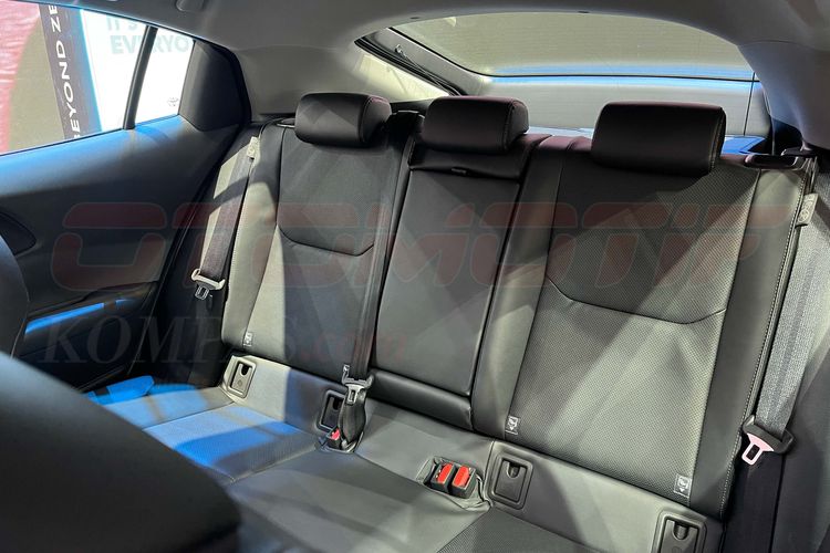 Interior Baris Kedua Toyota All New Prius PHEV (Plug-in Hybrid Electric Vehicle)