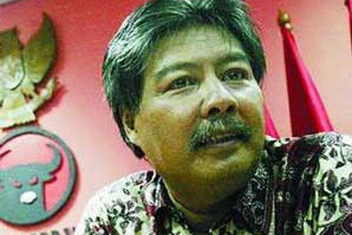 Agus Condro Prayitno dari Fraksi Partai Demokrasi Indonesia Perjuangan (F-PDIP) DPR memberikan keterangan pers di kantor F-PDIP, Gedung DPR, Jakarta, Rabu (20/8/2008). Agus mengakui telah menerima uang Rp 500 juta sekitar dua minggu setelah terpilihnya Miranda S Goeltom sebagai Deputi Gubernur Senior Bank Indonesia tahun 2004.