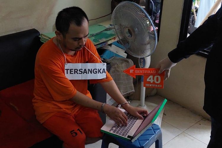 Laptop milik Panca Darmansyah (41) yang berisi pesan untuk istrinya, DM, saat rekonstruksi kasus pembunuhan Panca terhadap empat anaknya dan kasus kekerasan dalam rumah tangga (KDRT) di Jagakarsa, Jakarta Selatan, Jumat (29/12/2023).