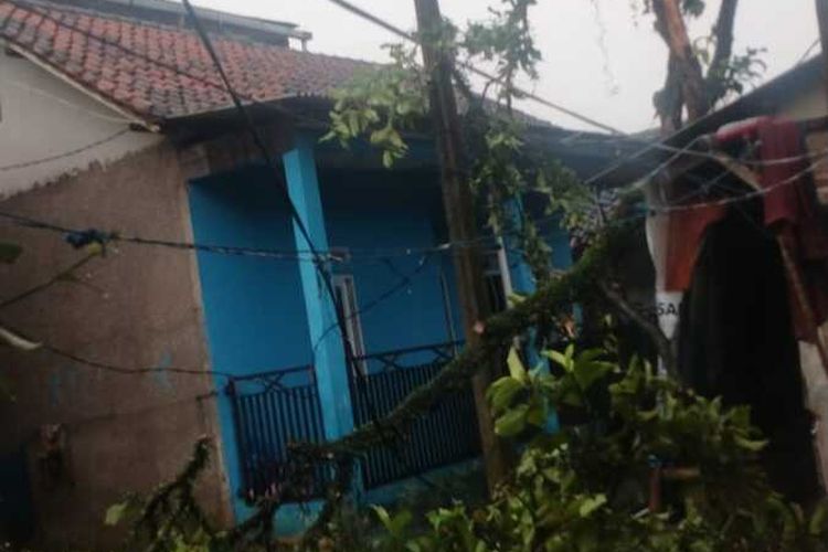 Diterjang Angin Kencang, Puluhan Rumah di Pacet dan Bojongsari Bandung Rusak