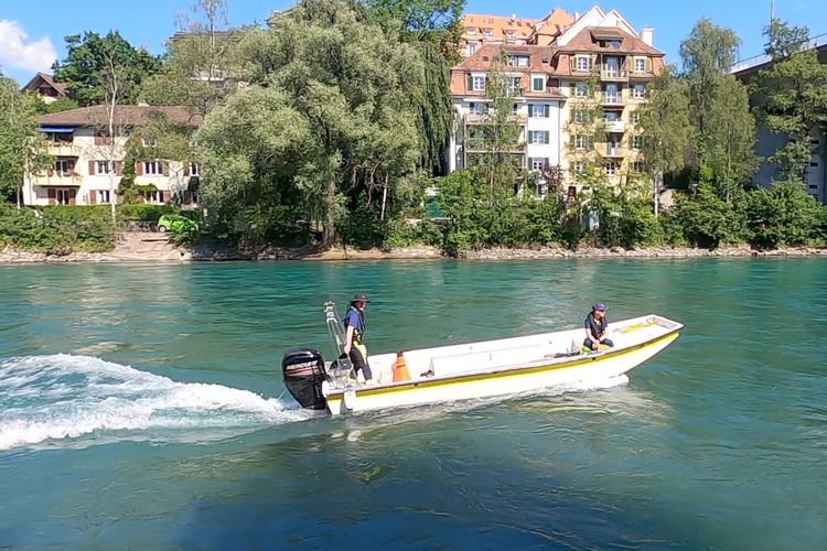 Dua petugas polisi Bern tengah berpatroli menggunakan kapal di sekitar Schoenausteg, Sungai Aare, Bern, Siwss pada Selasa (31/5/2022).