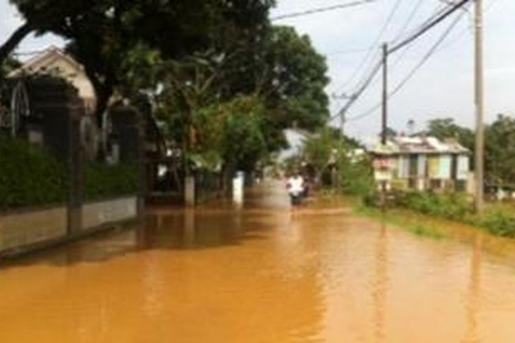 Air masih menggenang di Jalan Cingised Kelurahan Cisaranten Kulon Kecamatan Arcamanik Kota Bandung, Minggu (8/2/2015). Ketinggian air mencapai betis kaki orang dewasa. 