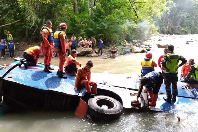 Proses evakuasi para korban kecelakaan bus Sriwijaya di Liku Lematang, Desa Prahu Dipo, Kecamatan Dempo Selatan, kota Pagaralam, Dari kejadian tersebut 28 orang dinyatakan tewas, Selasa (24/12/2019).