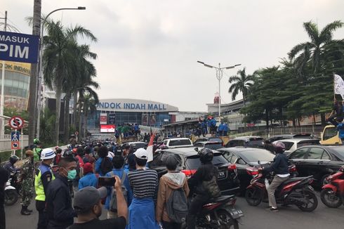 Massa Demonstran Tolak UU Cipta Lewat Pondok Indah, Lalu Lintas Macet