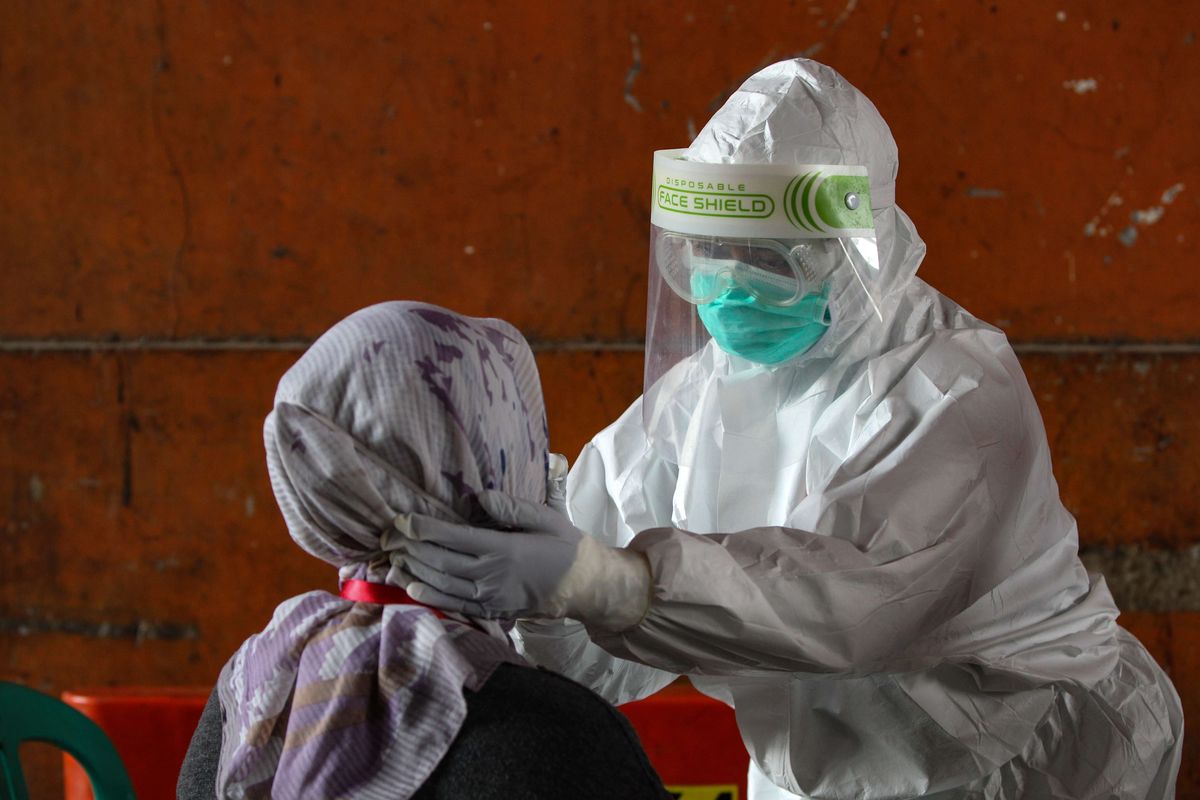 Petugas medis Dinas Kesehatan Kota Bogor melakukan swab test Covid-19 di Pasar Bogor, Selasa (12/5/2020). Seorang pedagang dinyatakan positif Corona setelah mengikuti rapid test Covid-19 massal yang digelar Badan intelijen Negara (BIN) di Pasar Bogor kemarin.