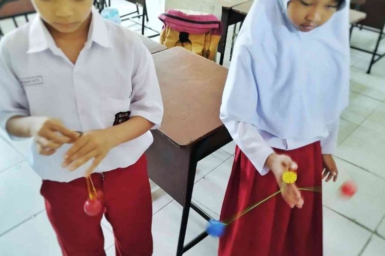 Siswa memainkan latto-latto di sekolah