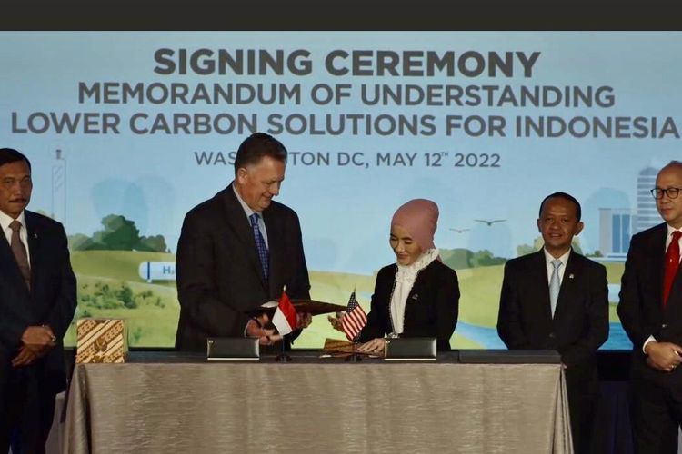 PT Pertamina (Persero) dan Chevron Corporation melalui anak perusahaannya, Chevron New Ventures Pte. Ltd menandatangani Nota Kesepahaman (Memorandum of Understanding/MoU) terkai penjajakan kerja sama peluang bisnis rendah karbon di Indonesia, Kamos (13/5/2022). 