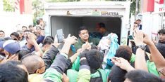 Aksi Spontan Gubernur Sumatera Utara Bagikan Ratusan Paket Sembako ke Ojol