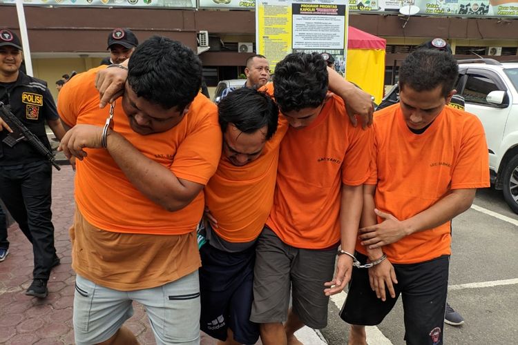 Empat dari enam orang pelaku pencurian uang Rp 1,6 miliar di parkiran kantor Gubernur Sumut pada Senin (9/9/2019) berhasil ditangkap Polrestabes Medan. Dua orang pelaku masih buronan.