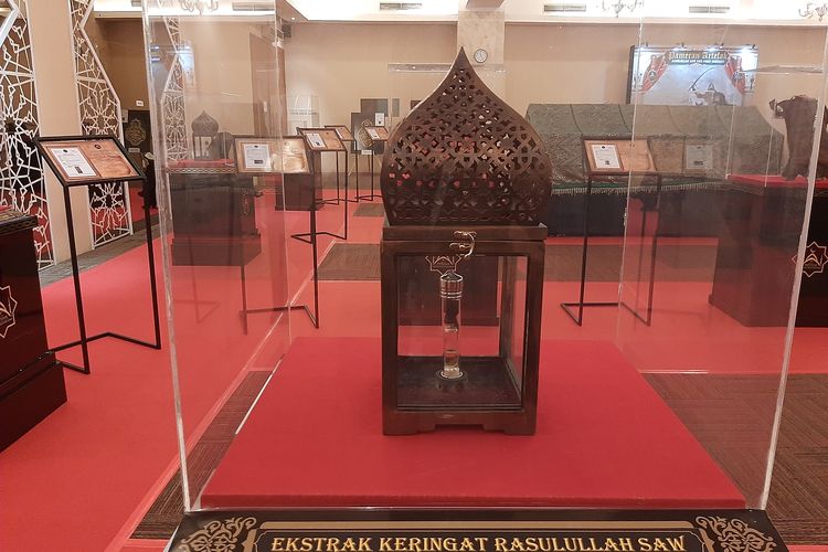 Ekstrak Keringat Nabi Muhammad SAW di Pameran Rindu Rasul, Masjid At-Tin, Jakarta Timur, Kamis (30/4/2023)